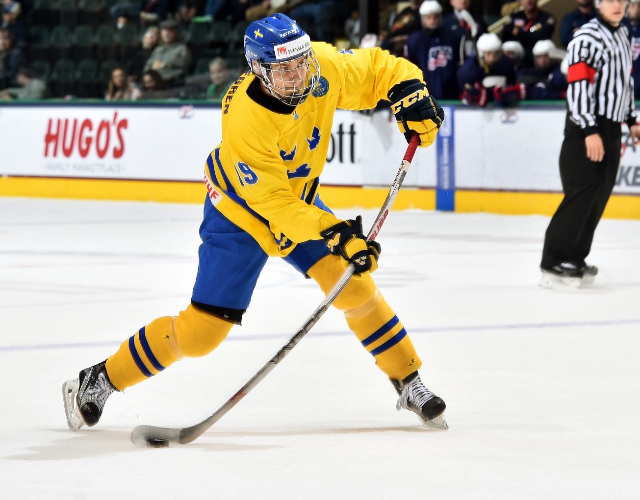 Maple Leafs select Timothy Liljegren with No. 17 pick at NHL Draft